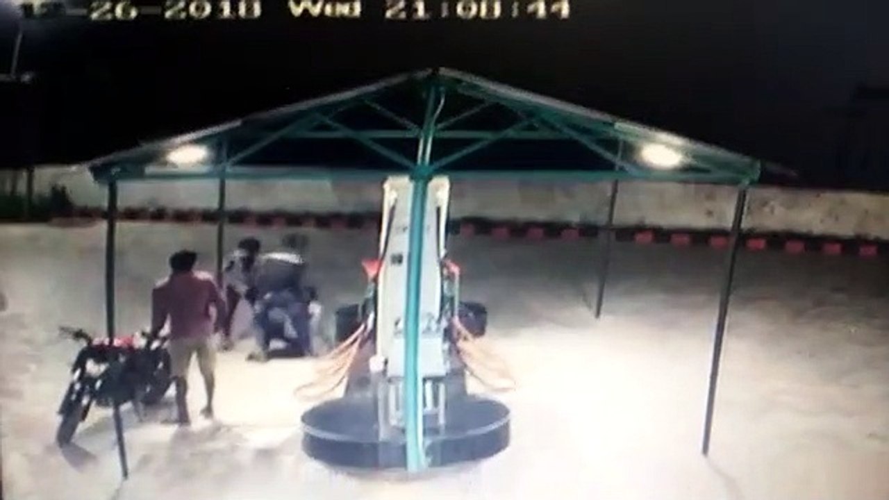 பெட்ரோல் பங்க் ஊழியருக்கு சரமாரி அரிவாள் வெட்டு-வீடியோ