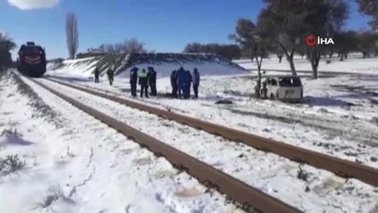 Uşak'ta Tren Minibüse Çarptı: 1 Yaralı