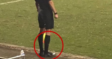Tranmere-Morecambe Maçında Yan Hakem Kramponlarını Evde Unutunca Maça Kösele Ayakkabı ile Çıktı