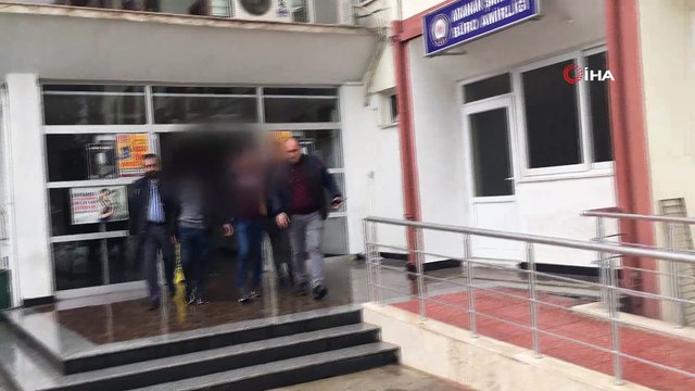 - Gasp zanlılarından tekmeli savunma- Mersin'de parkta dolaşan iki şahsın bıçak zoru ile cep telefonlarını gasp ettikleri iddiasıyla gözaltına alınan 2 şüpheli, adliyeye sevk edildikleri sırada gazetecilere tekme atarak saldırdı