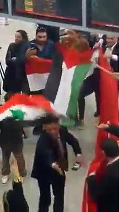 إستقبال بـ"الدبكة السورية" والرقص لركاب أول رحلة جوية مباشرة من سوريا إلى تونس..