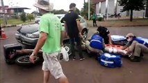 Entregador tem fratura na perna em colisão entre veículos