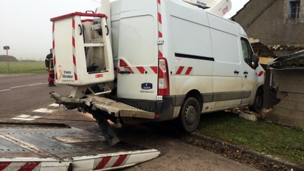 La dépanneuse évacue la camionnette du mur du salon à Gerland