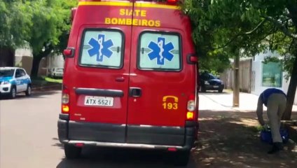 Idosa fica ferida ao ser atingida por portão
