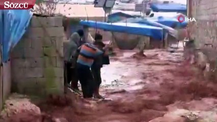 Sığınmacı kamplarını vuran selde 25 bin sivil çadırsız kaldı