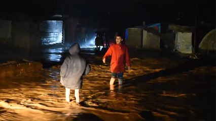 الأمطار تعصف بخيام النازحين السوريين على الحدود التركية