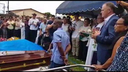 Corpo de Gerson Camata é sepultado