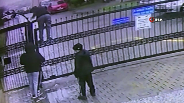 Demir kapının üstünden atlarken kapının korkuluklarına takılan çocuk kamerada