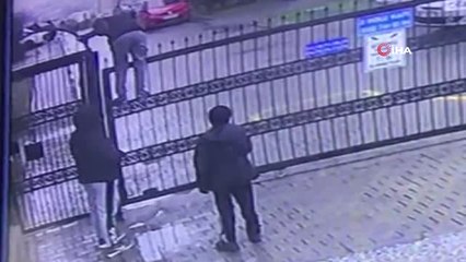 Demir Kapının Üstünden Atlarken Kapının Korkuluklarına Takılan Çocuk Kamerada