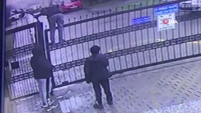 Demir Kapının Üstünden Atlarken Kapının Korkuluklarına Takılan Çocuk Kamerada