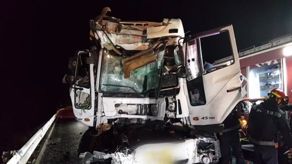 경부고속도로 하행선 화물트럭 추돌 사고 / YTN