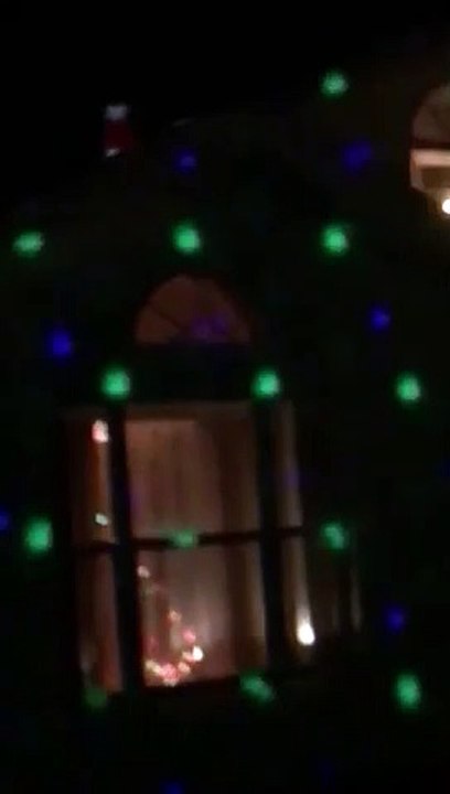 Elle voit le père Noël sur le toit.. réaction de cette fillette !