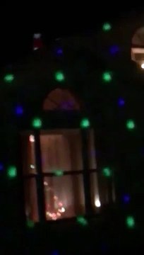 Elle voit le père Noël sur le toit.. réaction de cette fillette !