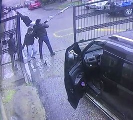 Demir Kapıda Asıla Kaldı