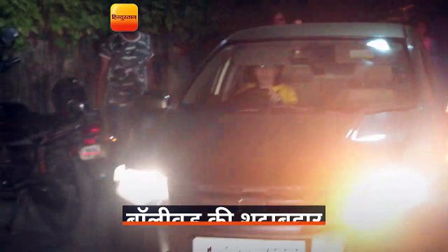 बॉलीवुड एक्ट्रेस रेखा मुंबई के जुहू इलाके में स्पॉट हुईं