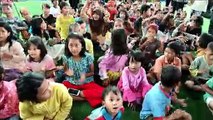 Juegos y canciones para los niños tras el tsunami en Indonesia