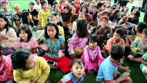 Juegos y canciones para los niños tras el tsunami en Indonesia