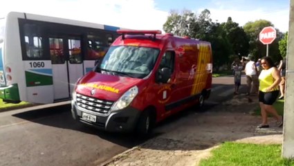 Ciclista adolescente fica ferido ao ser atingido por carro