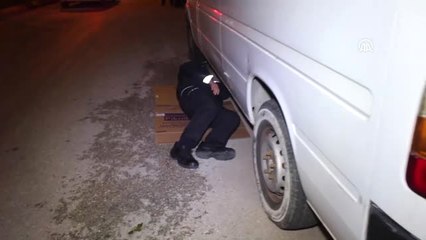 Minibüste Sıkışan Kediyi Polisler Kurtardı