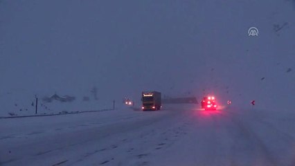 Erzincan'da Kar Yağışı ve Tipi Ulaşımı Olumsuz Etkiledi