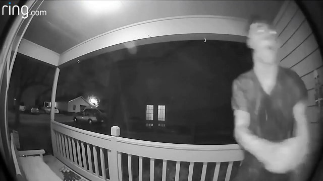 Ce cambrioleur s'assomme tout seul en essayant de casser la porte