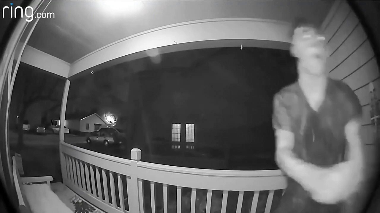 Ce cambrioleur s'assomme tout seul en essayant de casser la porte