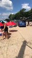 Un dingue roule en voiture sur la plage et manque d'écraser des touristes !