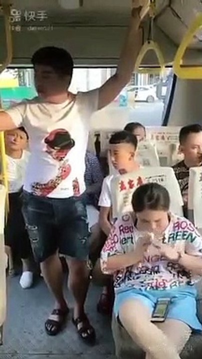 La leçon que se passager donne à une femme qui jette un papier par terre ! Bien joué