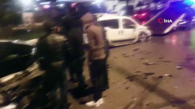 Otomobiller kafa kafaya çarpıştı: 2 yaralı