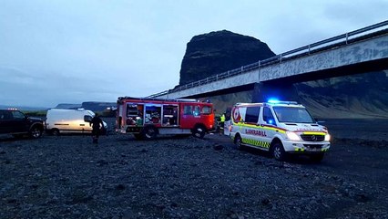 Télécharger la video: Island: Touristen stürzen mit einem Auto von sechs Meter hoher Brücke