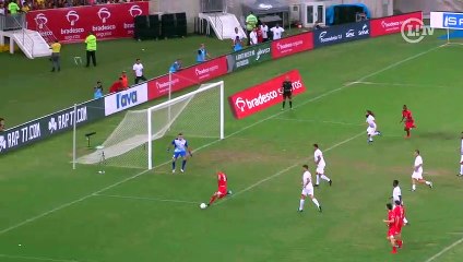 Adriano é reverenciado na volta ao Maracanã e perde gol incrível