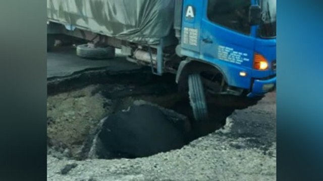 Pan-Borneo Highway at standstill due to cave-in