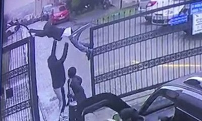 Otomatik kapı açıldı, çocuk asılı kaldı