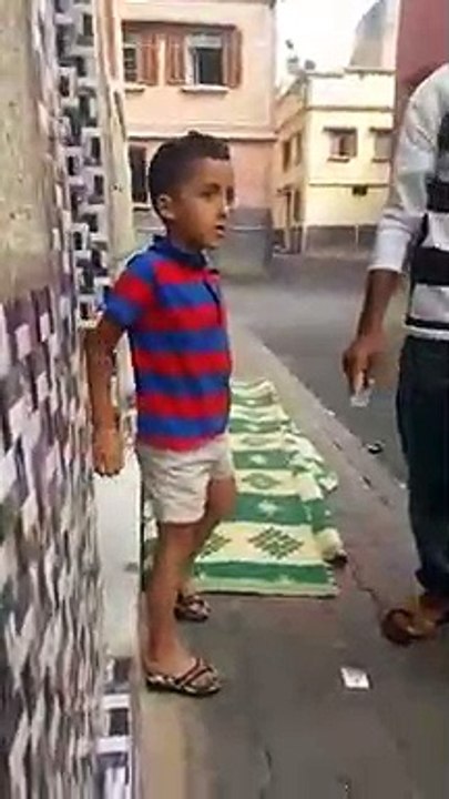 La blague du billet contre un mur à ce jeune garçon