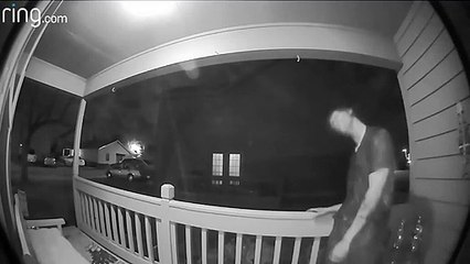 Un homme se met KO tout seul en voulant entrer de force dans une maison