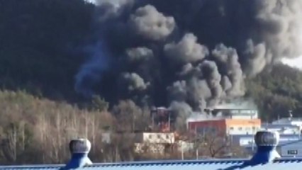 화성 팔달면 필름공장 화재...산불로 확산 / YTN