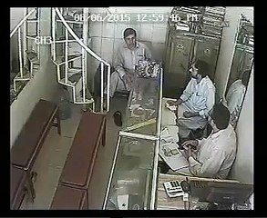 دیکھیں کسی ایکشن فلم سے بھی زیادہ خوفناک ڈکیتی کی حقیقی واردات۔ کیسے دن دیہاڑے جیولری شاپ لوٹ لی گئی۔