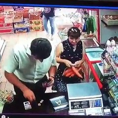 Il vole un billet comme un magicien à une caissière