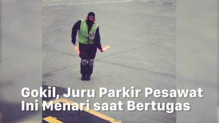 Asyik, Juru Parkir Ini Pandu Pesawat Sambil Menari