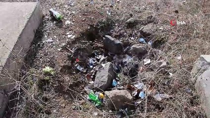 Şehit anıtını çöplüğe çevirdiler