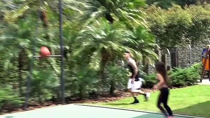 A James No Se Le Da Nada Mal el Baloncesto ¡Atentos a Cómo las Enchufa!