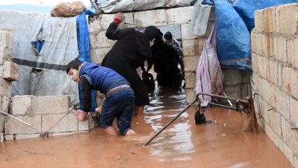 Selin vurduğu Suriyeli sığınmacılar yardım bekliyor - İDLİB