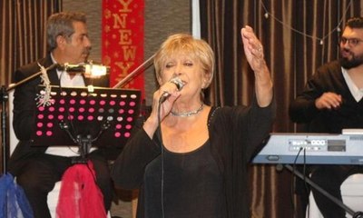 Ünlü şarkıcı sahnede fenalaştı