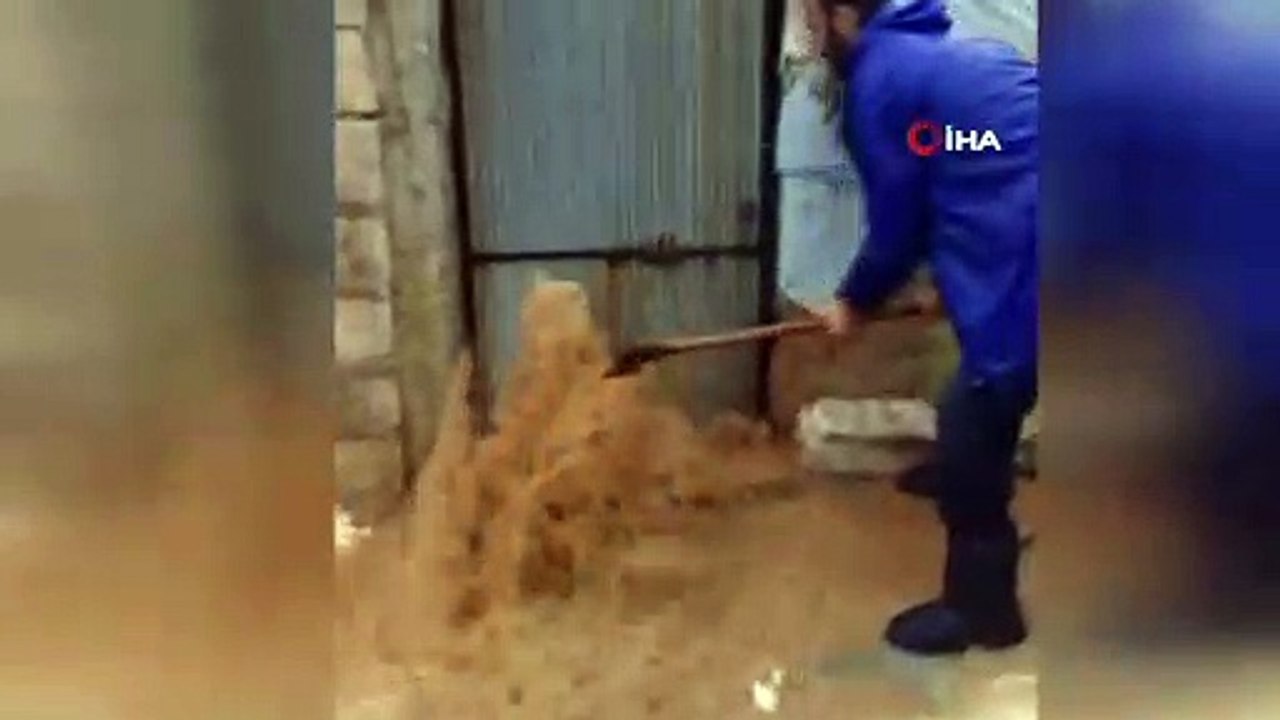 - Savaş Mağduru Suriyelileri Sel Vurdu- Suriye'nin Halep Ve İdlib Şehirlerinde Savaştan Dolayı Çadır Ve Briket Evlerde Yaşayan Suriyeliler Aşırı Yağmur Nedeniyle Oluşan Selde Zor Anlar Yaşadı