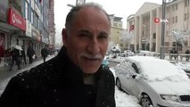 Hakkari’de kar yağışı...Polis, yaptığı kardan adamla çocukları sevindirdi