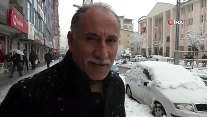 Hakkari’de kar yağışı...Polis, yaptığı kardan adamla çocukları sevindirdi