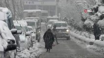 Hakkari'de Kar Yağışı...polis, Yaptığı Kardan Adamla Çocukları Sevindirdi