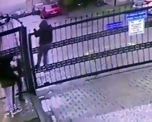 Üzerinden Atlamaya Çalıştığı Otomatik Kapı Açılınca İçliği Sayesinde Yara Almadan Kurtulan Genç