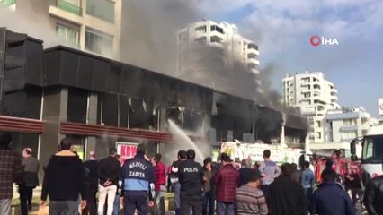 Mersin'de Apartmanın Altındaki Dükkanda Çıkan Yangın Korkuttu