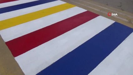 Gökkuşağı Renginde Okul Geçidi